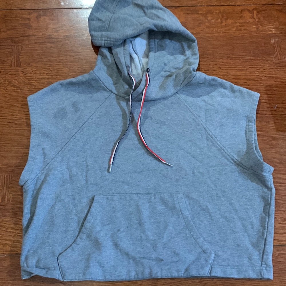 MOSSIMO cropped sleeveless sweatshirt.  Size L.